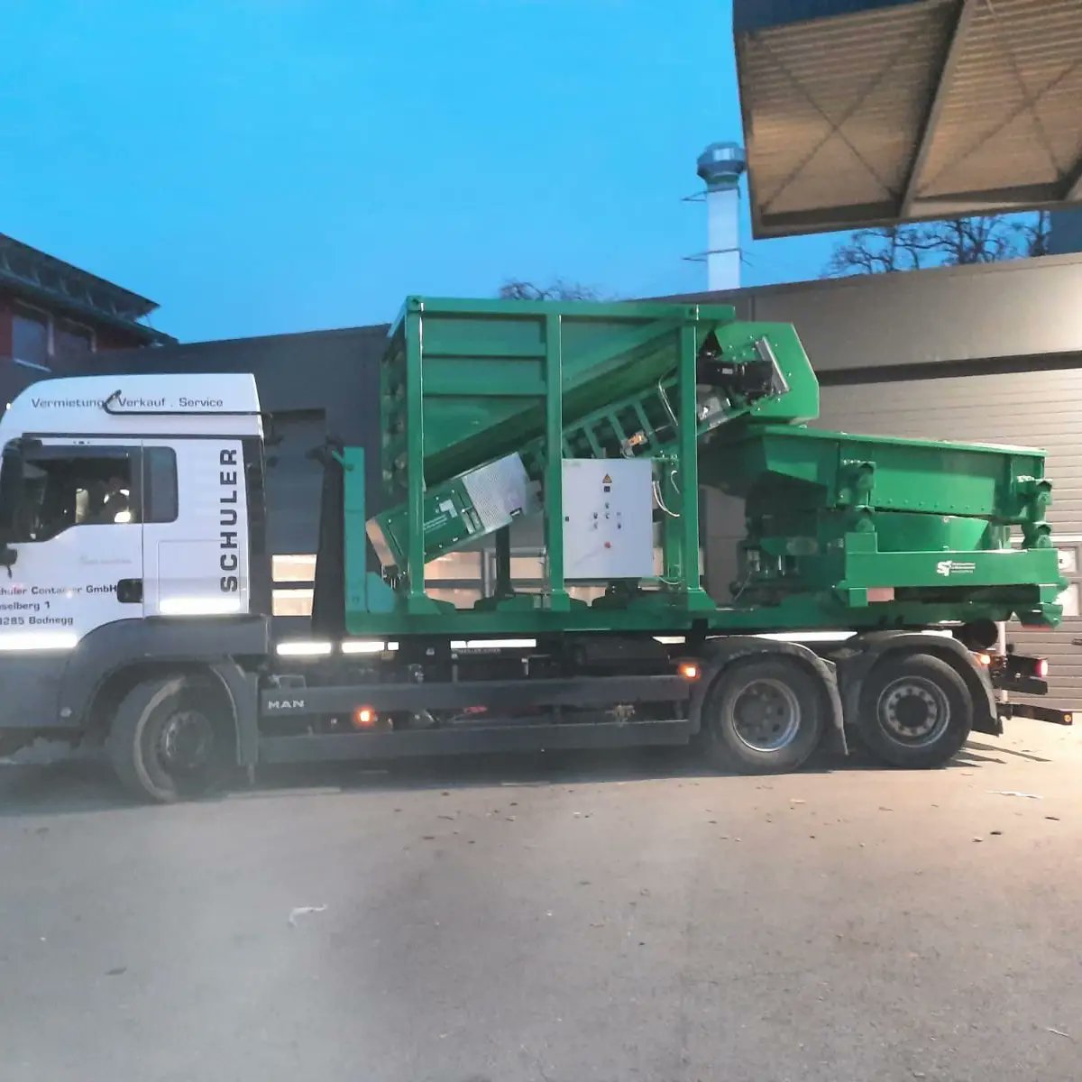 sfgmbhde's tweet photo. Semi-mobile #Siebanlage zur Reinigung und Verladung von #Holzpellets an unterschiedlichen Lagerorten. 
Die #Pellets werden vor dem Verladen in das Pellet-Silofahrzeug gesiebt. Dies sorgt für Holzpellets mit minimalem Staubanteil.
#Holzindustrie #Siebanlagen #Siebtechnik #Biomasse https://t.co/zLdWqeVtFz