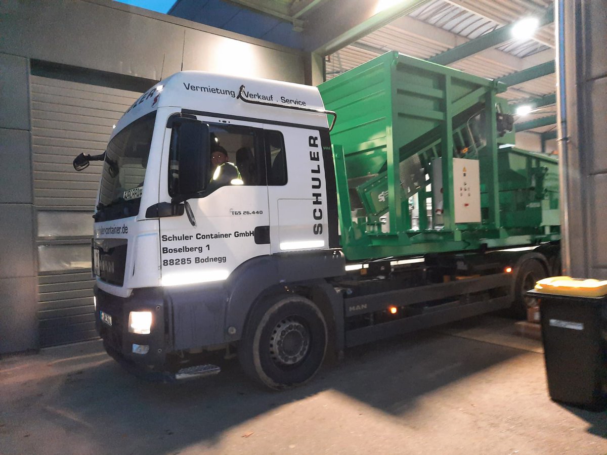 sfgmbhde's tweet photo. Semi-mobile #Siebanlage zur Reinigung und Verladung von #Holzpellets an unterschiedlichen Lagerorten. 
Die #Pellets werden vor dem Verladen in das Pellet-Silofahrzeug gesiebt. Dies sorgt für Holzpellets mit minimalem Staubanteil.
#Holzindustrie #Siebanlagen #Siebtechnik #Biomasse https://t.co/zLdWqeVtFz