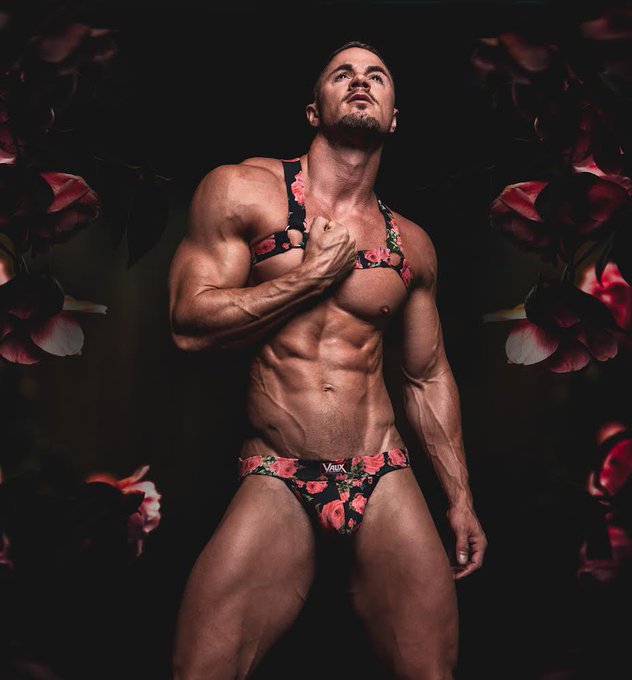 3 pic. Who wants to smell my Flowers?
 ???????
@PaulJamnicky https://t.co/a2USYYnMUh