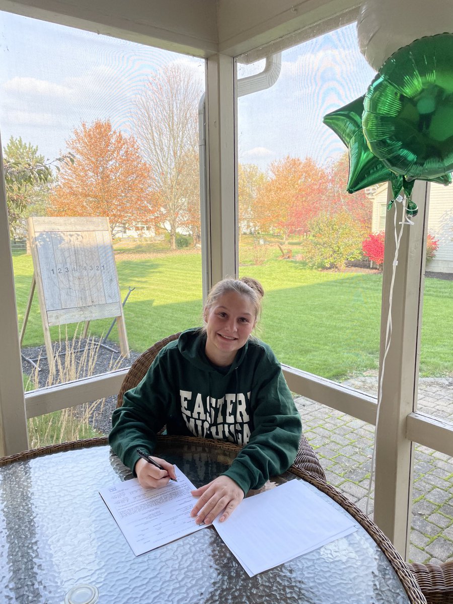 mdeanjd13's tweet photo. Ainsley, congrats on signing your National Letter of Intent to row for Eastern Michigan (EMU) next year! Your mom and I are very proud of the hard work you’ve put in, both athletically and academically! Keep up the good work.  ⁦@EMURowing⁩ #EMURowing ⁦@OrangeHS_AD⁩ https://t.co/YGtnzYlJjX