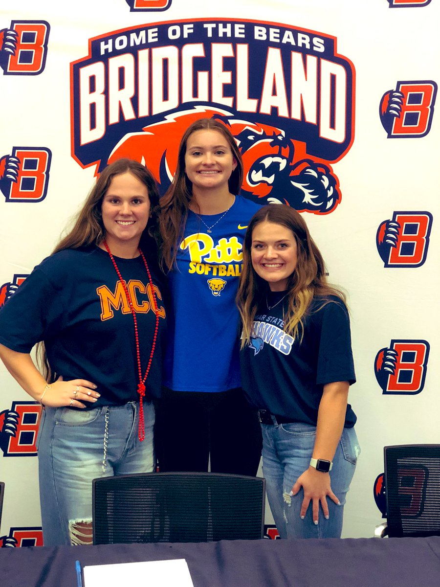 Bridgeland_SB's tweet photo. So extremely blessed to celebrate our seniors today as they sign their National Letter of Intent to continue their academic and athletic careers at the next level! We are so proud of you Kyleigh, Makenzi, and Shelby! #136 #BridgelandSoftball ✍️🥎 @bhabc_bears @BridgelandCFISD https://t.co/pidL6tj8Yx
