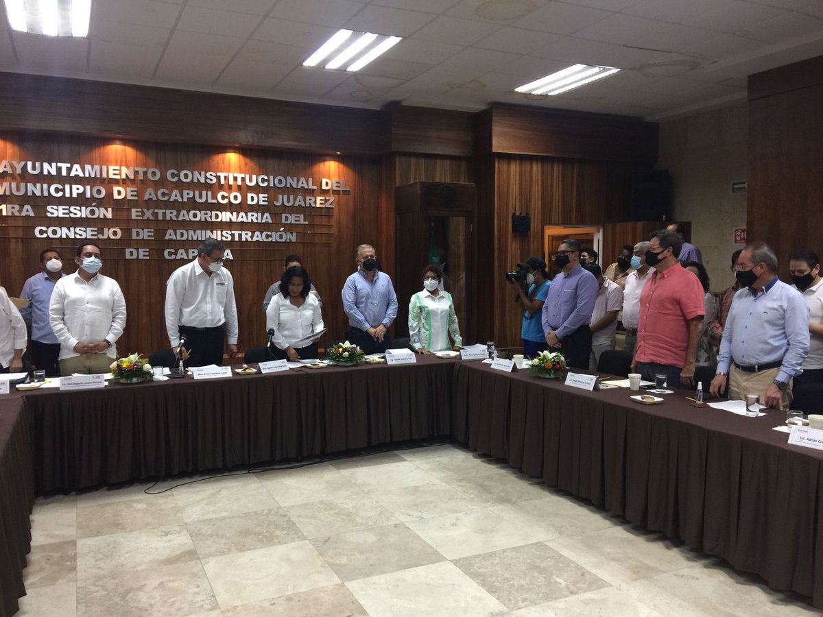 NotariosGro's tweet photo. El día de ayer, ante la Alcaldesa @AbelinaLopezR @NotariosGro, a través del Presidente Not. Sergio Olvera, tomó protesta como Consejero Ciudadano en el Consejo de Administración de @Capama_Acapulco encabezado por el Mtro @arturolataban https://t.co/meFvpiupzK