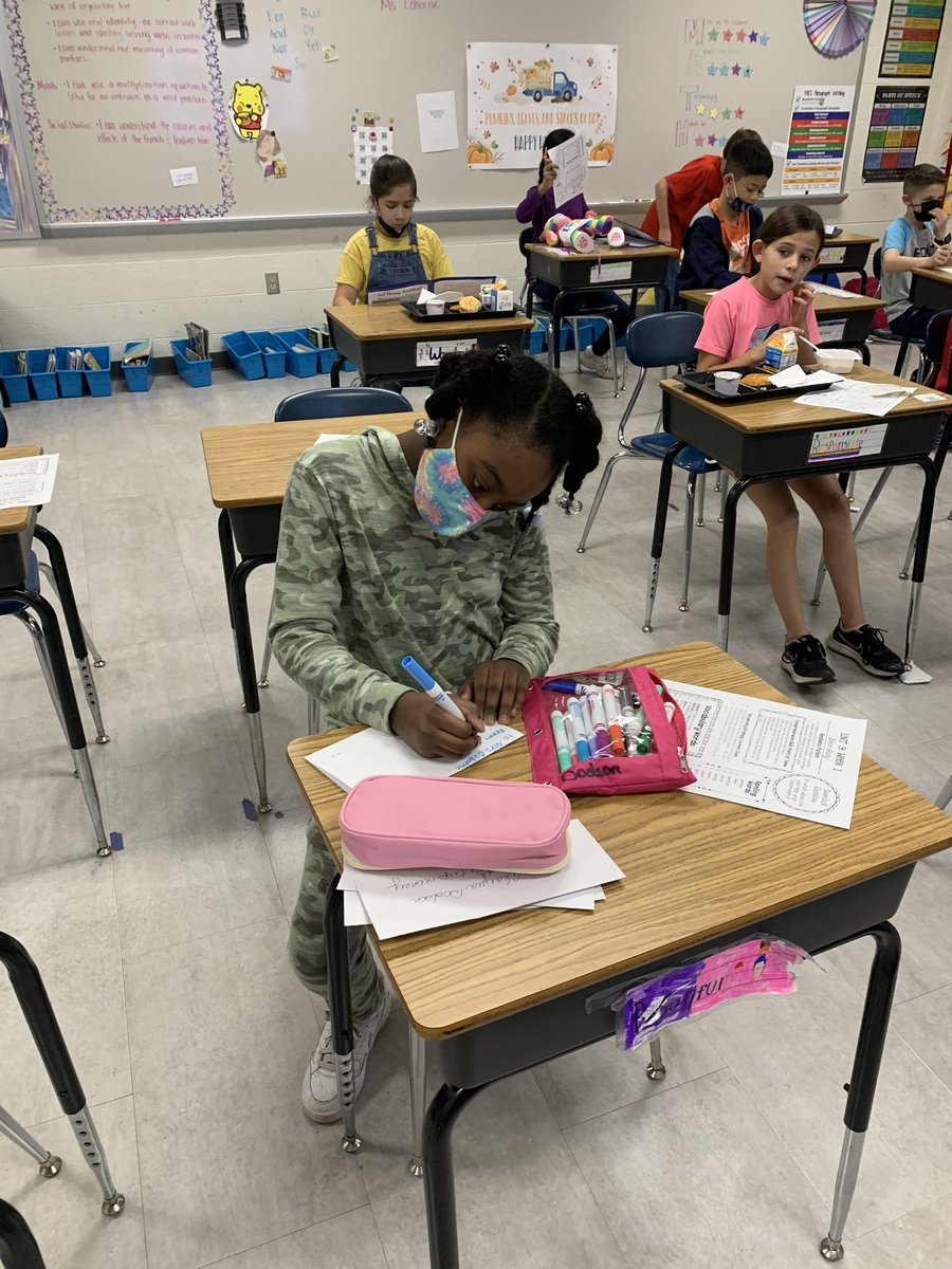 fssdMES's tweet photo. Students in Ms. Osborne’s 4th grade class made each other cards today to give someone a reason to smile. 😀 #MooreSoars #beniceweek https://t.co/9qz3z57Yiu