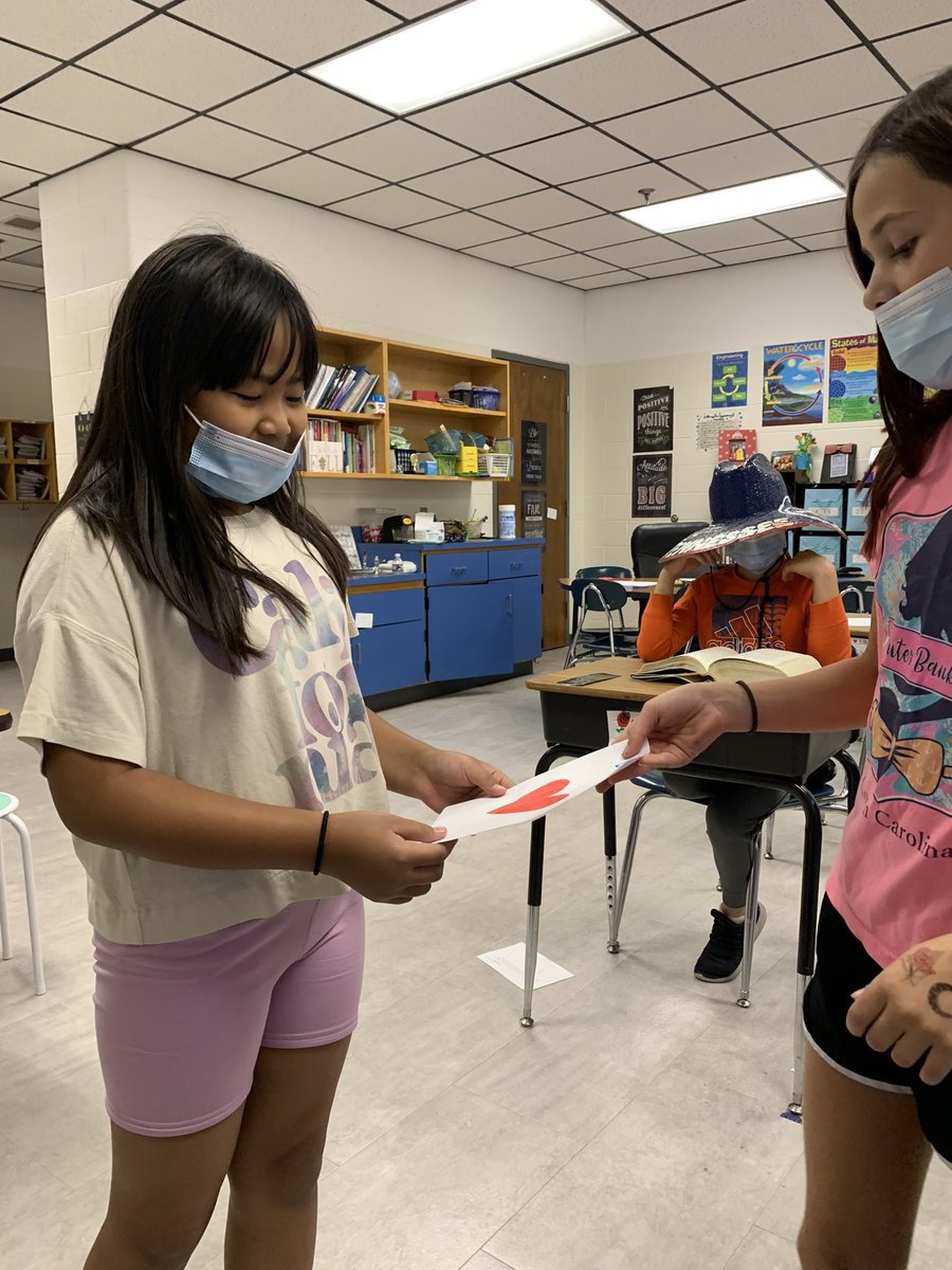 fssdMES's tweet photo. Students in Ms. Osborne’s 4th grade class made each other cards today to give someone a reason to smile. 😀 #MooreSoars #beniceweek https://t.co/9qz3z57Yiu