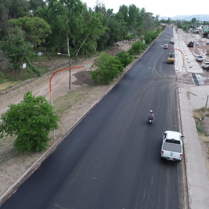 emirfelixok's tweet photo. TERMINAMOS LA BALLOFFET PARA BENEFICIO DE MILES DE SANRAFAELINOS Y TURISTAS 

Así quedó el nuevo pavimento de la avenida Balloffet entre los dos puentes.
Fue habilitada para la circulación  vehicular y así cumplimos con una demanda de mucho tiempo. Seguimos avanzando. https://t.co/RZQIKDTmAF