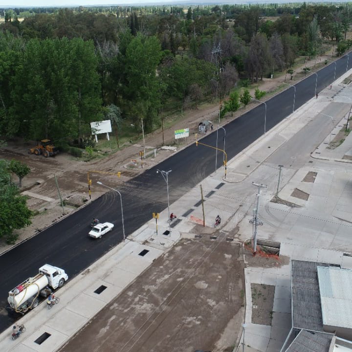 emirfelixok's tweet photo. TERMINAMOS LA BALLOFFET PARA BENEFICIO DE MILES DE SANRAFAELINOS Y TURISTAS 

Así quedó el nuevo pavimento de la avenida Balloffet entre los dos puentes.
Fue habilitada para la circulación  vehicular y así cumplimos con una demanda de mucho tiempo. Seguimos avanzando. https://t.co/RZQIKDTmAF