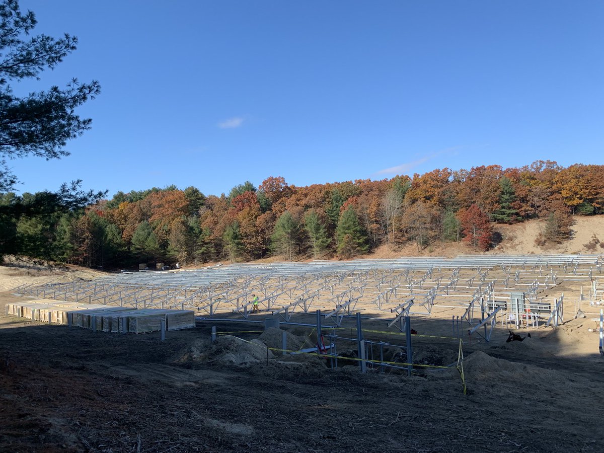 DavidOlaughlin2's tweet photo. Hardworking members of IBEW local103 continue installing solar array ☀️🌞🧰🦺⚡️Acton Ma. Universal electric ⁦@LAntonellis103⁩ @ibew103 https://t.co/OJAboT3n6o
