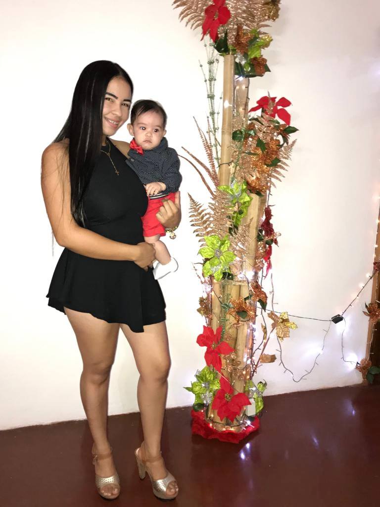manuelita1504's tweet photo. Giannelly Pirrongelli tenía 23 años, era estudiante de Contaduría, madre de un niño de dos años y estaba embarazada de 8 meses. Era una muchacha alegre, carismática, muy sociable y caritativa. Era amiga, hermana e hija ejemplar y su vida fue truncada #JusticiaParaGinaYSuBebé https://t.co/6hTOoCgliR
