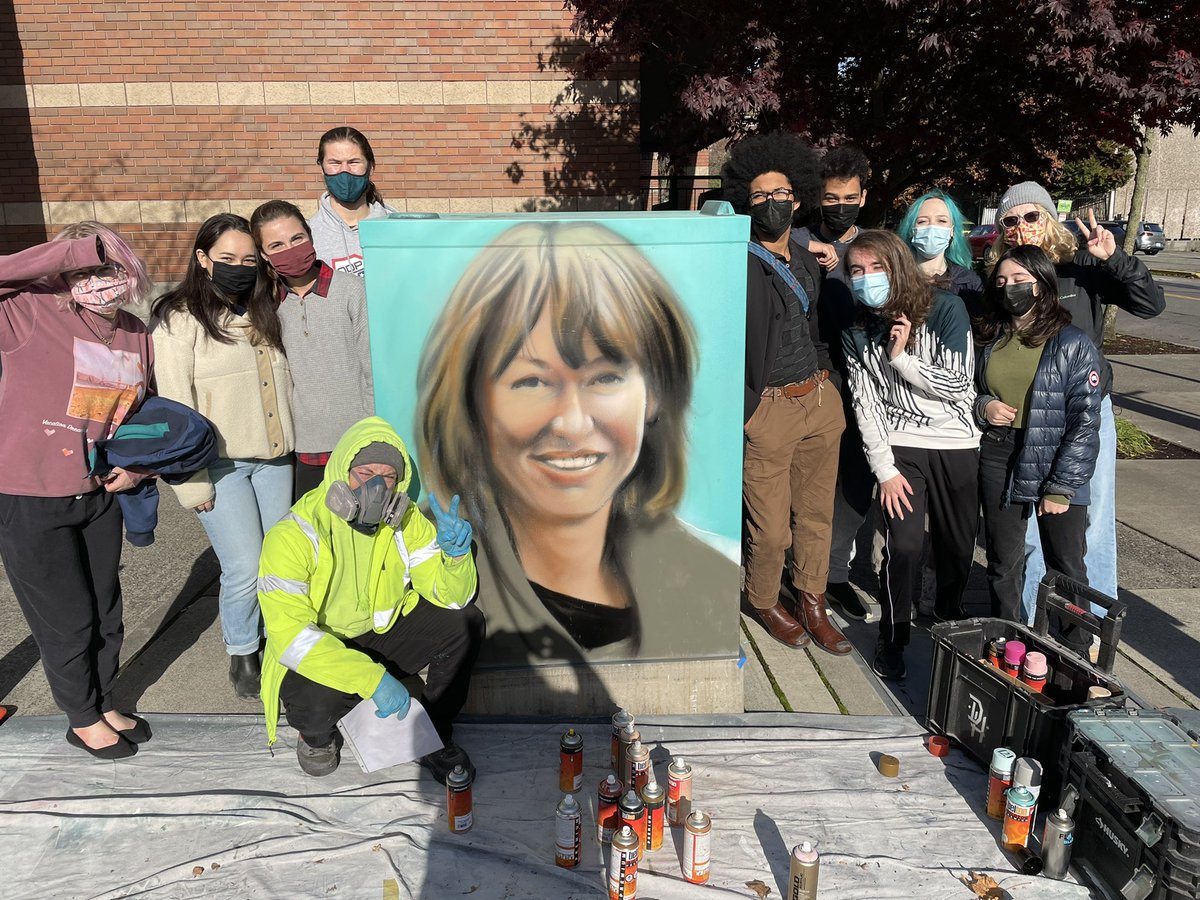 Watching artist Desmond Hansen <a href="/Graves33/">Desmond "Graves 33" Hansen</a> restore a mural of <a href="/JSadikKhan/">Janette Sadik-Khan</a> with Art &amp; Social Justice class @DTSchoolSeattle #cityaslab