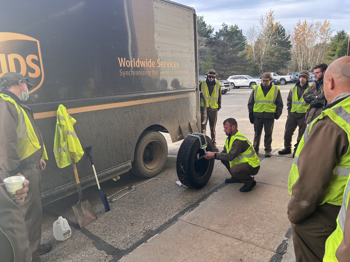 GLNorthDivision's tweet image. Winter p(r)ep talk.  Do you have your supplies? Are you trained to use them?  Thanks to the Petoskey CHSP committee for helping us get ready for ❄️⛄️   @carie_monroe @RyanMervyn @Gr8LakesSafety @WesFowlerUPS
