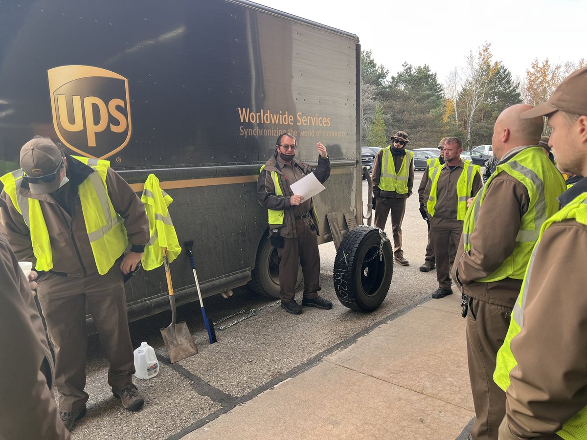 GLNorthDivision's tweet image. Winter p(r)ep talk.  Do you have your supplies? Are you trained to use them?  Thanks to the Petoskey CHSP committee for helping us get ready for ❄️⛄️   @carie_monroe @RyanMervyn @Gr8LakesSafety @WesFowlerUPS