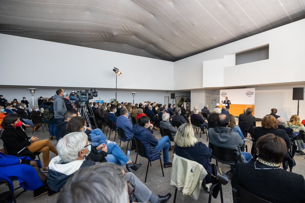 Sala cheia em Coimbra, a falar com os militantes. A democracia é isto: ouvir, dialogar, ir às cidades, às aldeias, às capitais de distrito, às regiões autónomas, a todo o país para estar com as pessoas. A política faz-se para as pessoas e com as pessoas.

#PauloRangel #PSD