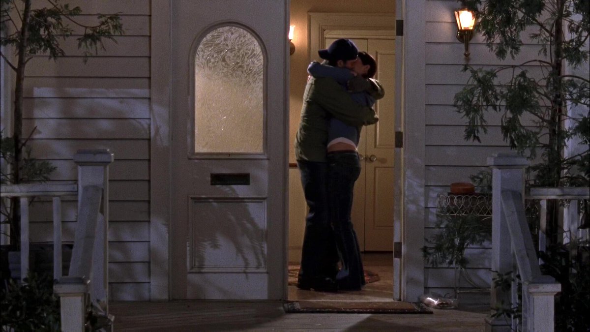 javajunkiebest's tweet photo. luke and lorelai + getting back together kisses https://t.co/VA9YQFO3Q3