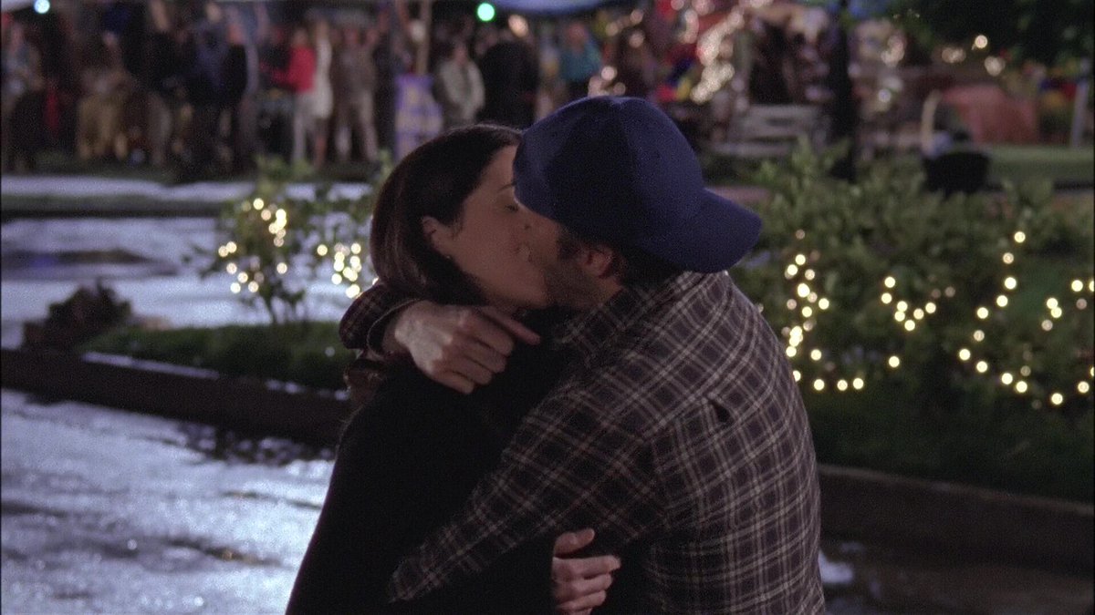 javajunkiebest's tweet photo. luke and lorelai + getting back together kisses https://t.co/VA9YQFO3Q3