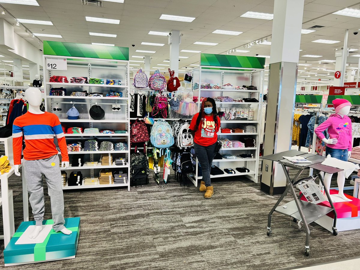 AmaebiOriT3382's tweet image. So proud of my Style Team here at Target Five Towns. Special recognition the Kids DBO Nysia. Look at those folds 🤩, I couldn’t have done them better myself 🔥 #T3382 #crispfolds