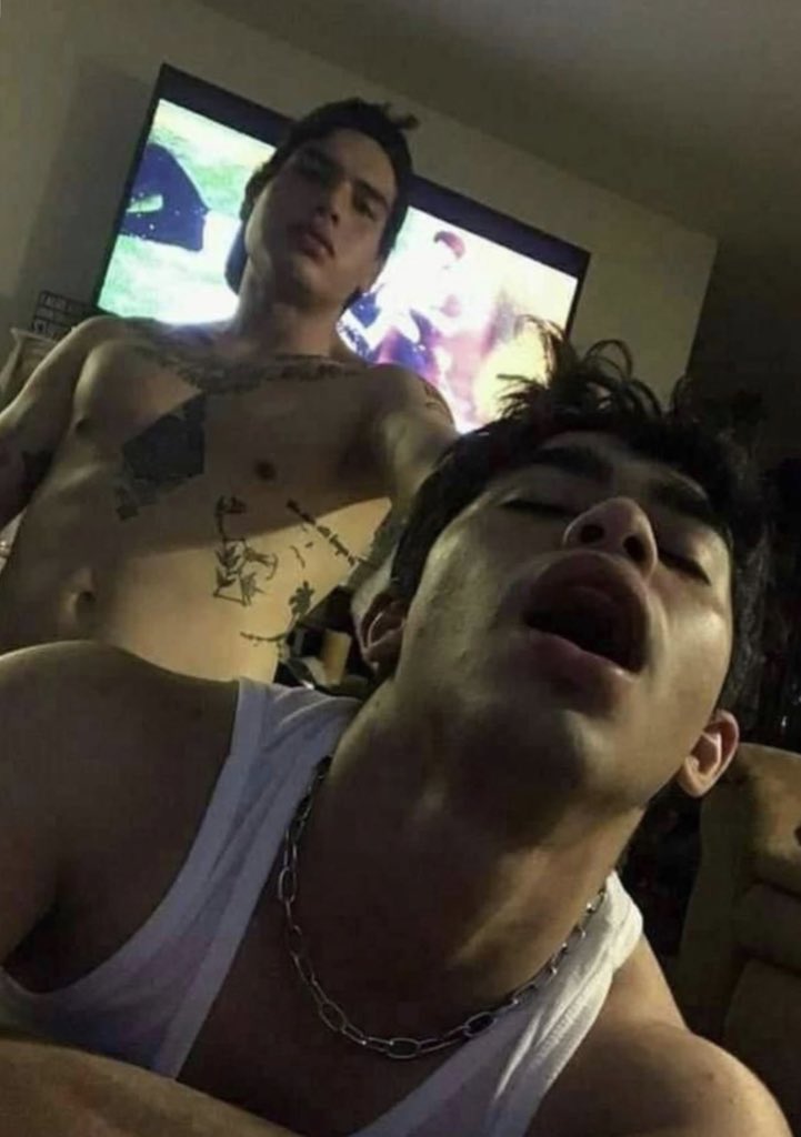 30somethingflop's tweet photo. Aww his roommate was waking him up and getting him out of bed because he was late for work❤️ https://t.co/RXYBpcpaRn