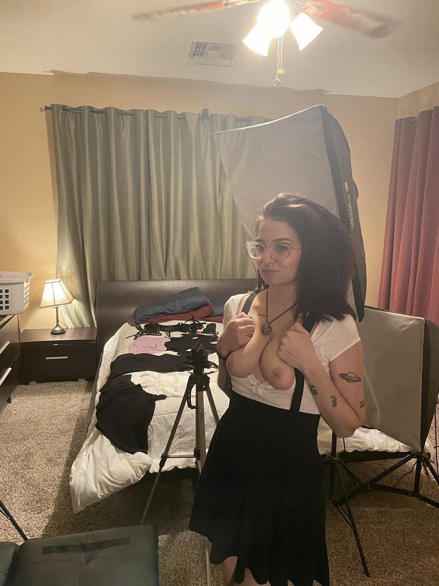 ItsZoeyKush's tweet photo. About to shoot for onlyfans! Cum with me 😝 https://t.co/BGEaG7s52x