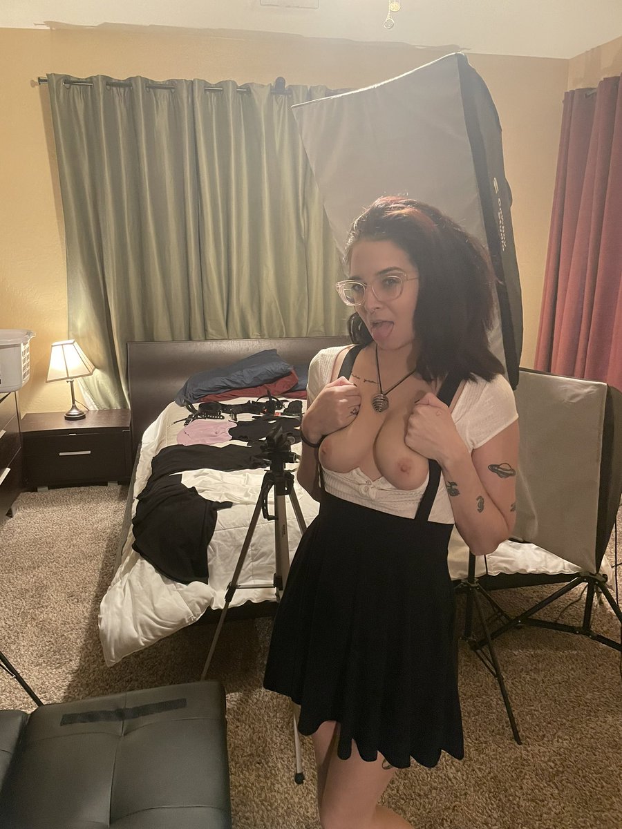 ItsZoeyKush's tweet photo. About to shoot for onlyfans! Cum with me 😝 https://t.co/BGEaG7s52x