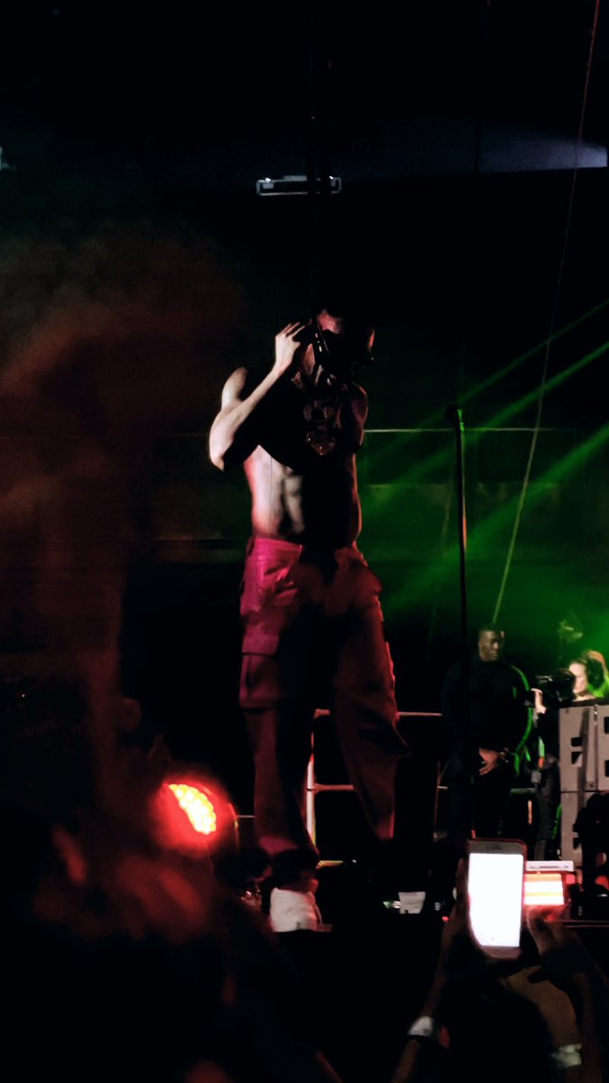 hissein02's tweet photo. C’était quelque chose 📸 @burnaboy https://t.co/aSXxmoxevg