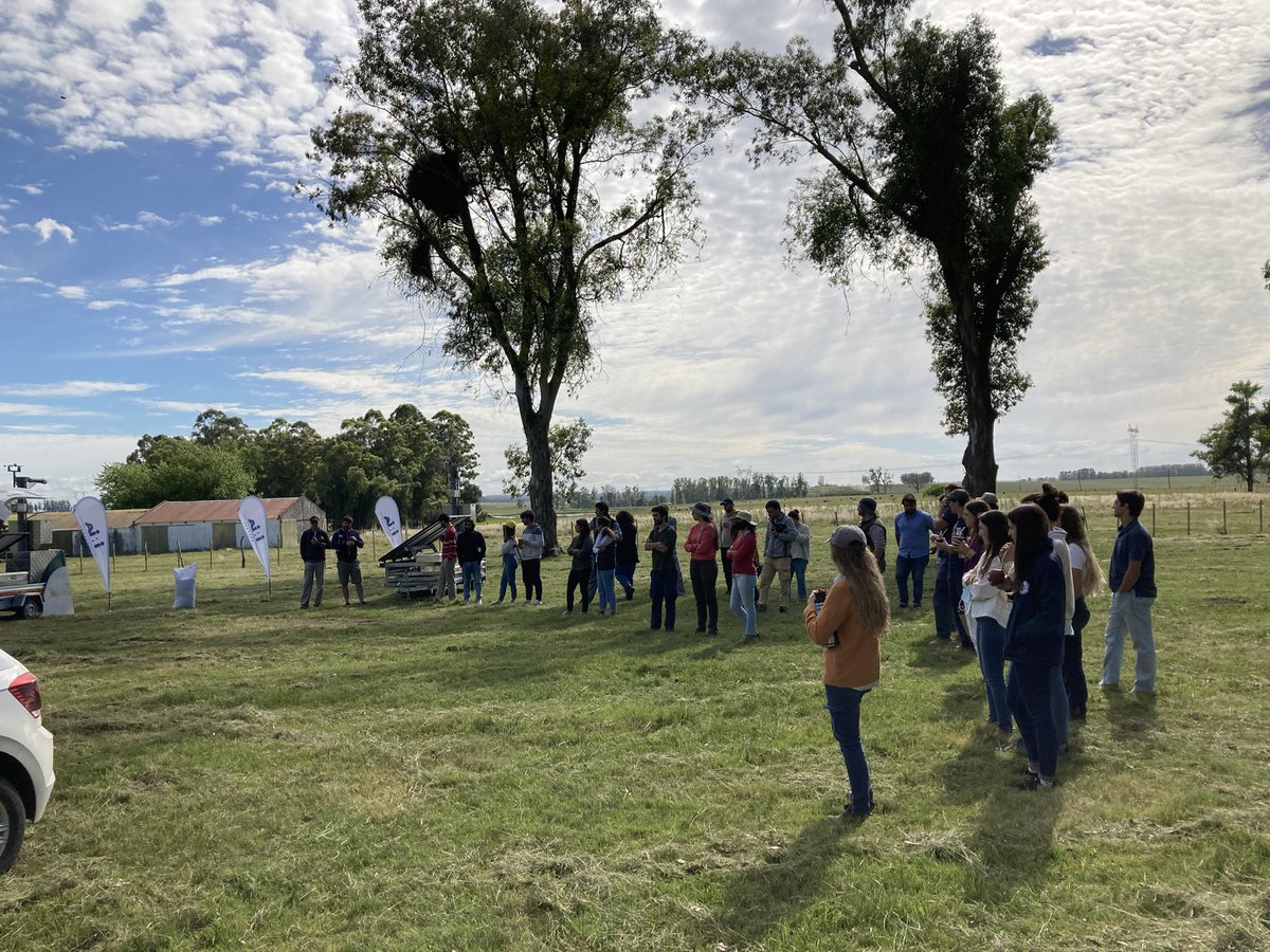 ayalaw33's tweet photo. Visita de estudiantes de @fvetuy  a @INIA_UY Palo a Pique . Es el retorno a actividades presenciales controladas . @provirasanz @AgroambientalA  @fpereyragoday  M. Lema, J. Velazco . Temas:Invernada, cria recría , toros, emisiones de metano , pasturas, campo natural https://t.co/5g1iPcMK49