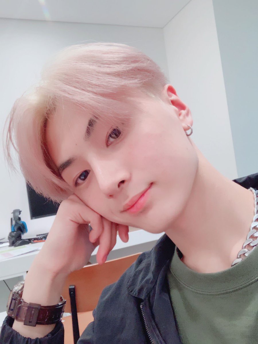 theneonsite's tweet photo. The #DreamDay𝘄TWISTAR llegó a mis oídos por lo que me bañe, aunque usted no lo crea, y bien listo para el #𝐓wistarInDomeTour por que sé que va a ser legendario por eso posteo hasta ahorita por qué me eh pasado disfrutando del día, las amo! 💜

.˳⁺⁎˚#HYUN🐙 https://t.co/zs9lABGXFp