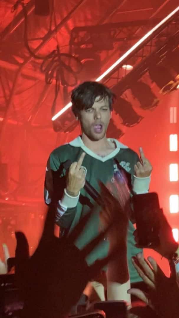 Angelsfly_Rep's tweet photo. Yo? Yo voy a llevar un cartel que diga “hazme 🖕🏻”  #LouisTomlinsonWorldTour2022 https://t.co/9N4uz6D6Nq
