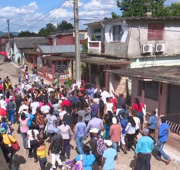 GHNordelo5's tweet photo. ATENCIÓN!!! Medios de desinformación  contra #Cuba: Esto fue hoy, 10N, en Candelaria #Artemisa, y todos somos cederistas! Saben por qué se los digo, no...? #CubaVive #CubaAbre #CDRCuba #SomosDelBarrio https://t.co/pFK4UcQVby