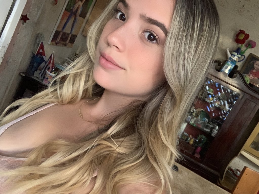 danielaa tweet media