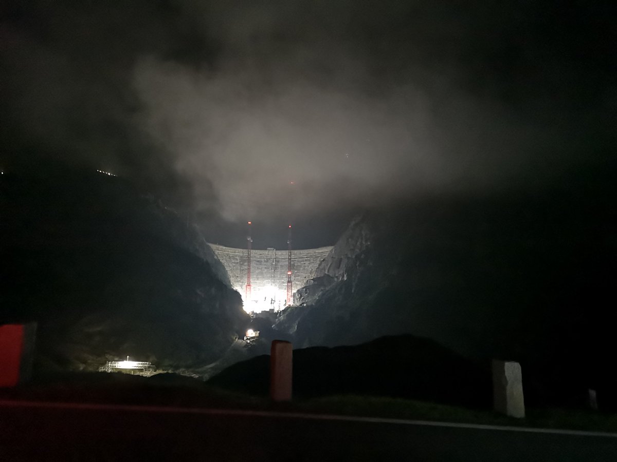 #lightpollution from a big construction site in an otherwise very dark alpine area. Safety and avoidance of accidents requires the use of many powerful floodlights. However, this could very likely be improved by removing spill light and limit lighting to the actual target area.