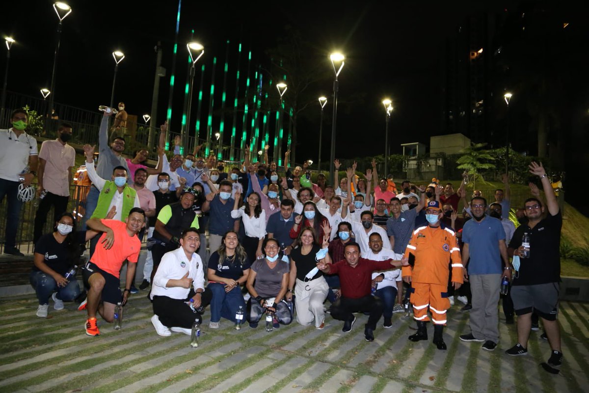 GobDigitalCO's tweet photo. #AEstaHora los 70 CIO y líderes TI recorren las luminarias inteligentes de Bucaramanga con Edson Gómez, Secretario TIC de la @AlcaldiaBGA. Una muestra del impacto que tienen las TIC en las ciudades del país. https://t.co/CaFtRrpGMc
