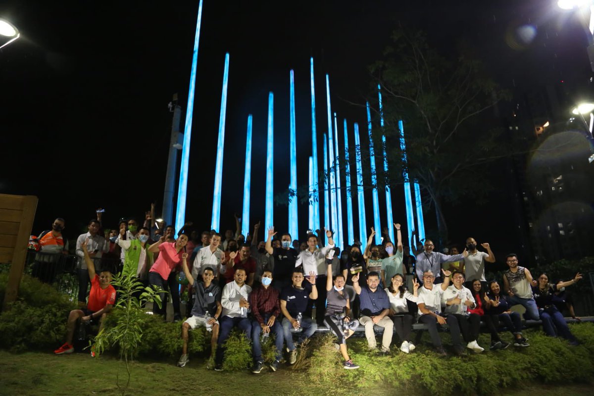 GobDigitalCO's tweet photo. #AEstaHora los 70 CIO y líderes TI recorren las luminarias inteligentes de Bucaramanga con Edson Gómez, Secretario TIC de la @AlcaldiaBGA. Una muestra del impacto que tienen las TIC en las ciudades del país. https://t.co/CaFtRrpGMc