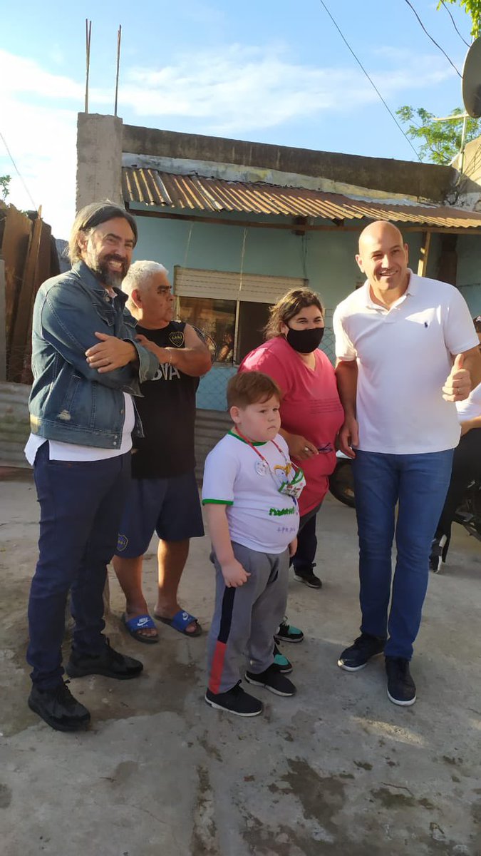 DiGiuseppeWal's tweet photo. Es digno de ver el afecto genuino y recíproco. Algo q ya escasea en la clase dirigente. Esta es la vereda del 🌞, lo otro es mentira! Vamos #JUNTOS 👉🏻🗳 L. 506 @diegosantilli @ManesF @YoSoyMartiniano https://t.co/YyveM0dFl4