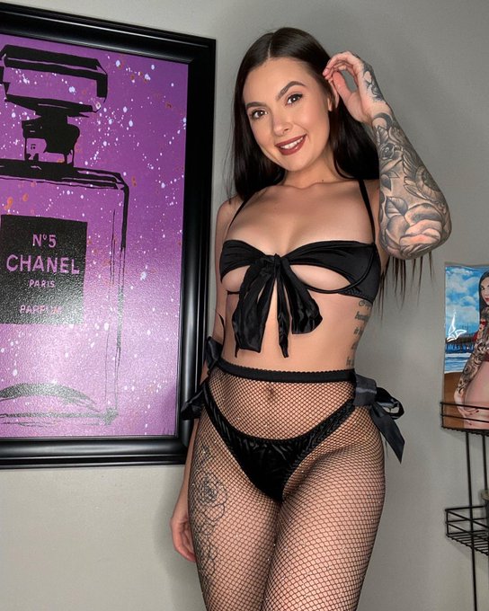 Watch Marley Brinx's leaked NSFW photo on TwXstars