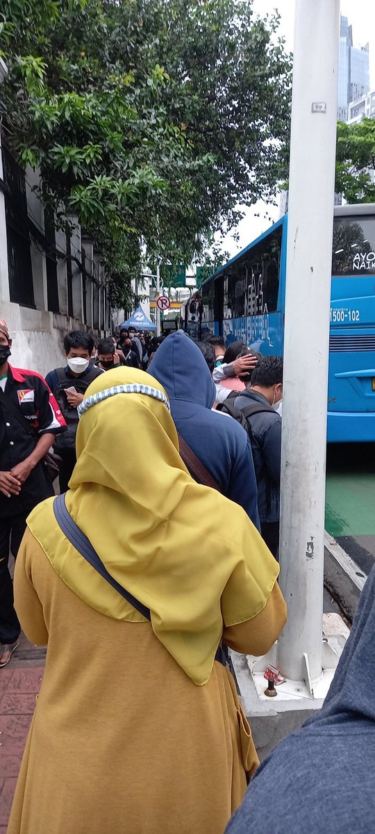 siarca's tweet photo. @PT_Transjakarta tolong 1F di operasikan kembali. Antrian 1B pagi ini mengular di Stasiun Palmerah. https://t.co/TjSUkyn467