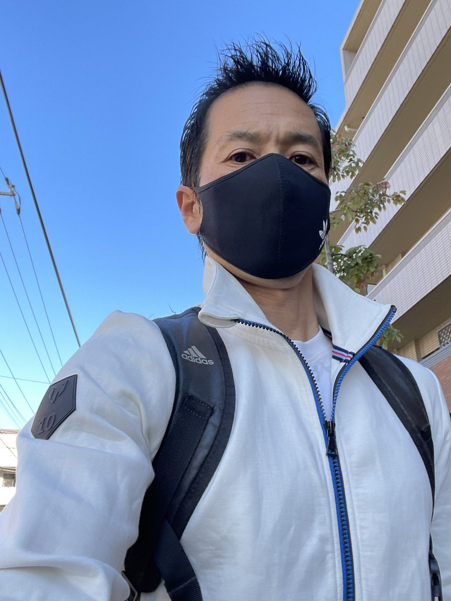 sexyfitnessyuji's tweet photo. 新庄Big Bossが着てたワイシャツ並みに襟デカのジャージ。
これメッシの個人ブランドで
コロナ以来1年半以上ジャージしか着てない。ビッグボスが毎日違う、かっこいいジャージを着て来るので、言動よりそっちを注目し���る。
SY32、Oakley、アンダーアーマー着てたね。
#themessistore  @messi_store https://t.co/ckV48BNvMg