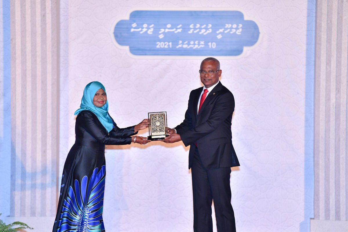 ދިވެހިބަހުގެ އެކެޑަމީގެ ޑިރެކްޓަރ ޖެނެރަލް އަލްފާޟިލާ ނަސީމާ އަޙުމަދަށް މަރުޙަބާ ދަންނަވަން. މެދުކެނޑުމެއް ނެތި 42 އަހަރު ދިވެހިބަހާއި އަދަބިއްޔާތުގެ ރޮނގުން ދަޢުލަތަށް ކޮށްދެއްވި، އަދި ކޮށްދެއްވަމުން ތިޔަ ގެންދަވާ އަގުހުރި، އިޚުލާސްތެރި މަސައްކަތަށް ޝުކުރާއި ސާބަސް ދަންނަވަން.