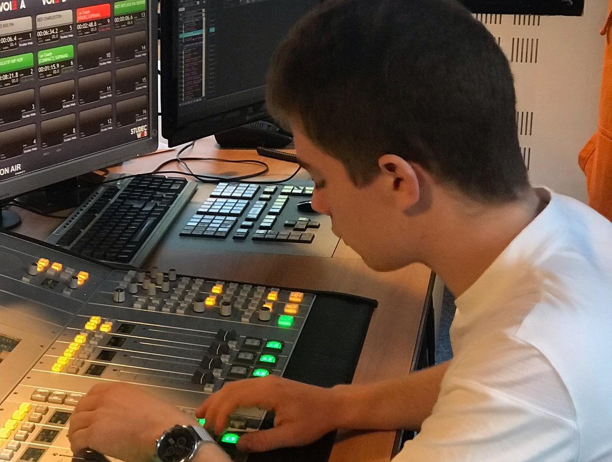 AlbanAZAIS's tweet photo. #Radio #Studec #Formation #Médias #Audiovisuel
Quelques photos de la grande famille du Studio Ecole de France qui s'agrandit 😍 Première année 🥳
La suite c'est ici 🔍https://t.co/nnvkK20YD1 https://t.co/JmH4SgKf4U