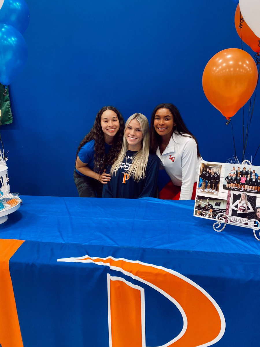 averyshimaitis's tweet photo. So happy to say that i’m OFFICIALLY a wave!!! #wavesup 🧡💙🌊 @WavesVolleyball https://t.co/uIv8VrzimZ