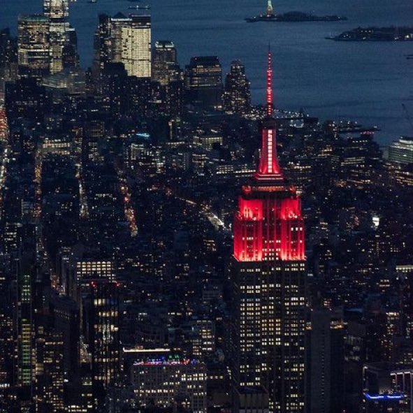 pageoneph's tweet photo. LOOK: The Empire State Building goes red ahead of the release of Taylor Swift’s Red (Taylor’s Version)

📸: : Empire State Building / Twitter https://t.co/ceOnhUQisX