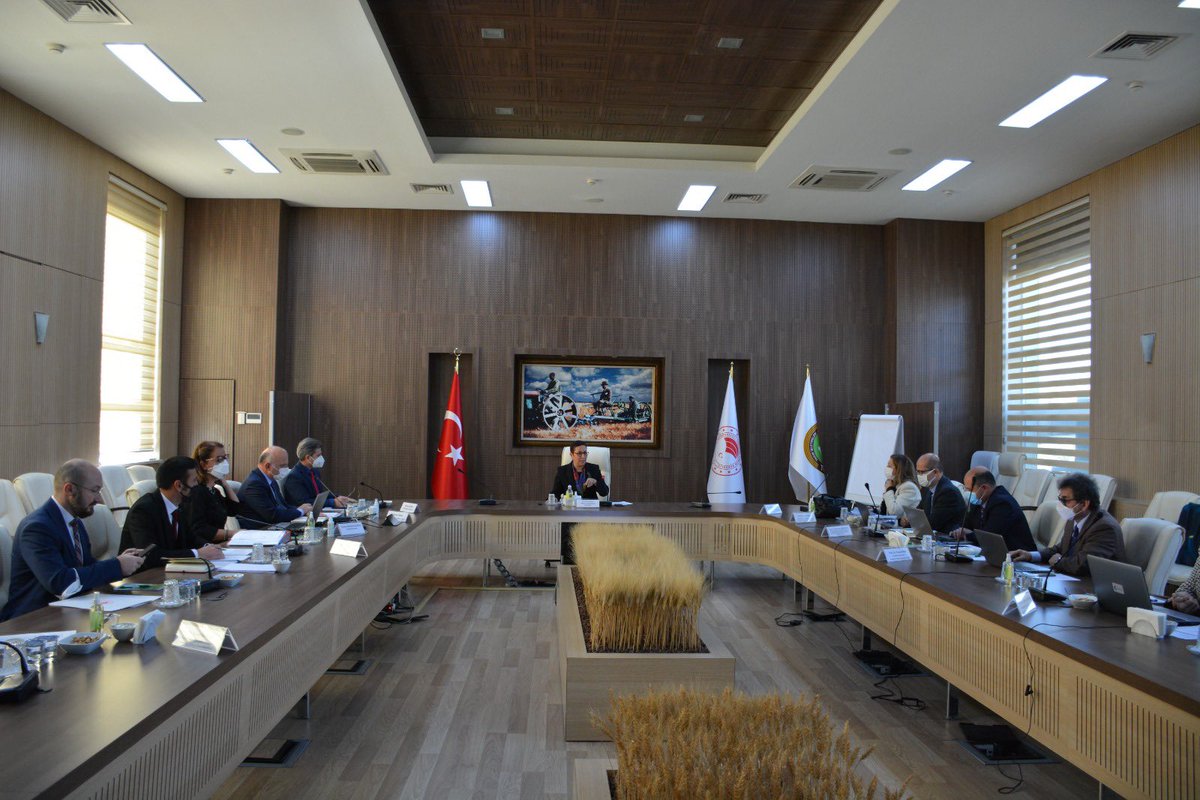 Ülkemizde gıda güvenilirliğinin temini için çalışmalarımıza ara vermeden devam ediyoruz. Bu amaçla Ulusal Gıda Kodeks Komisyonu toplantısını gerçekleştirdik. Komisyon üyelerimize verdikleri katkılarından dolayı teşekkür ederim. <a href="/TCTarim/">T.C. Tarım ve Orman Bakanlığı</a> <a href="/bekirpakdemirli/">Dr. Bekir Pakdemirli</a>