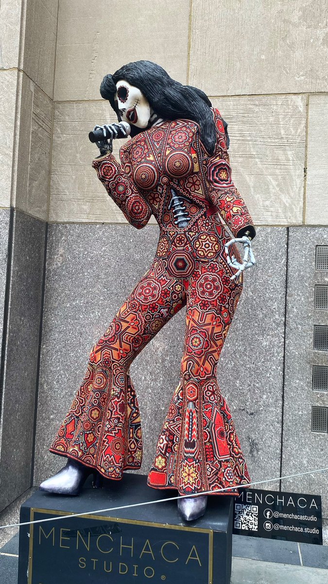 calaveritasNFT's tweet photo. Just one week ago we were in Rockefeller Center NYC admiring this beautiful Catrina of Selena Quintanilla by #menchacastudio
The Calaveritas team made sure to incorporate some #Selena inspired elements into our artwork. 🌹
Mint yours here: https://t.co/mIdntqCg4M https://t.co/SA9EXn95rI