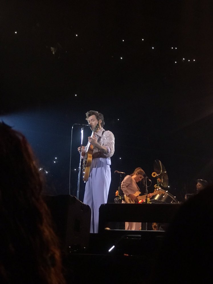 HLDTour's tweet photo. Harry singing with his guitar. 
#LoveOnTourSacramento 
11.10.21   

📸: gldendahlia https://t.co/snRIhnt17c