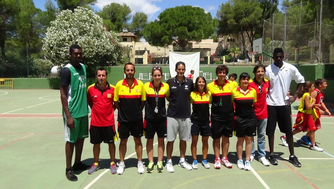GABERSPORTS's tweet photo. La visita oficial del entrenador Antonio Herrera, junto a dos jugadores de Unicaja, como @maodonguirane y otra joven promesa, hizo que los campistas disfrutaran con una maravillosa mañana de formación y diversión. IV #campusgaber #Marbella 2014 https://t.co/pGcFSVZsdp