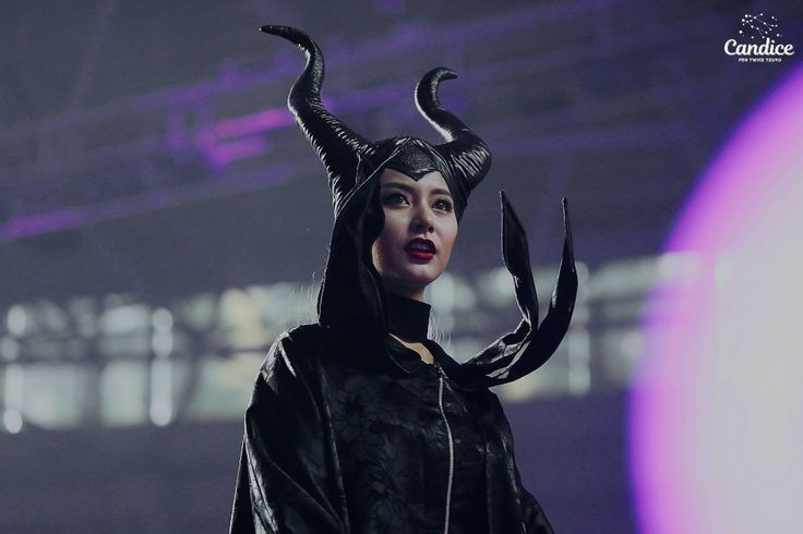 ௮ # 31 octubre 

--Luego de pasar todo el día con <a href="/EnMndsJns/">Enzo.</a> se pone su disfraz para ir a pedir dulces con él. En lo que espera a Enzo, se toma unas fotos y las publica en instagram presumiendo su disfraz. --