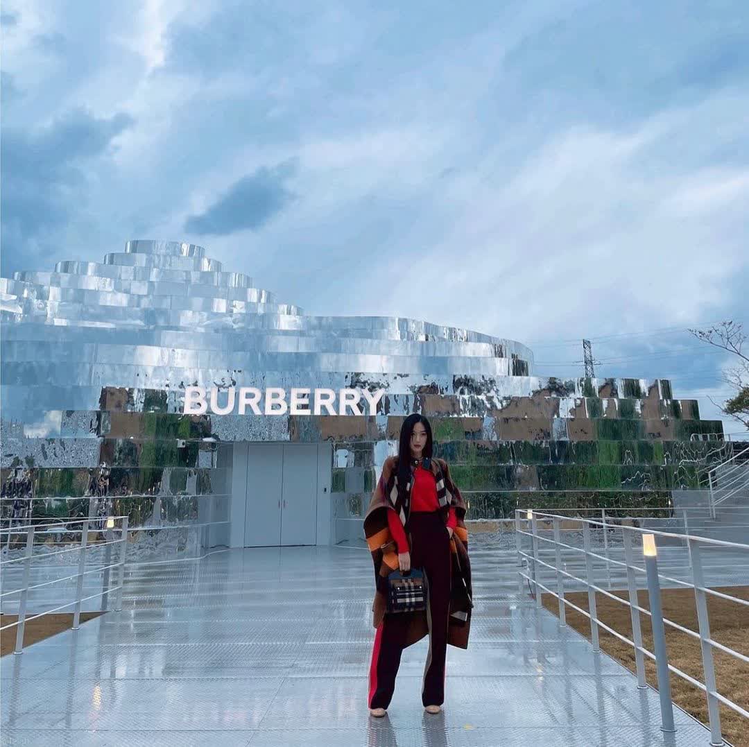 RioAnimas's tweet photo. Burberry×MunKaYoung
#Burberry 
#BurberryJeju 
#BurberryXMunKaYoung https://t.co/jO93w9AIjj