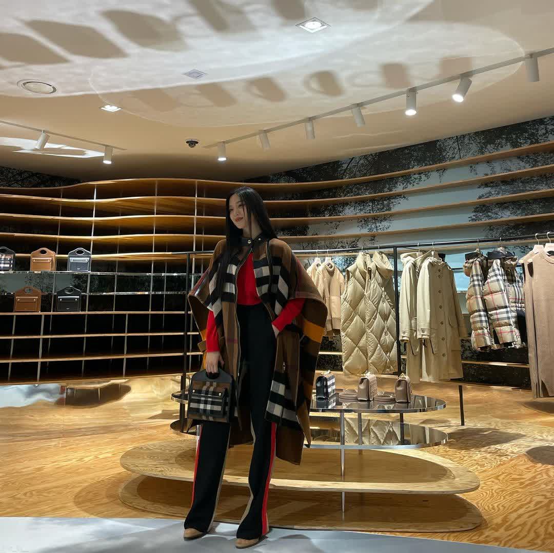 RioAnimas's tweet photo. Burberry×MunKaYoung
#Burberry 
#BurberryJeju 
#BurberryXMunKaYoung https://t.co/jO93w9AIjj