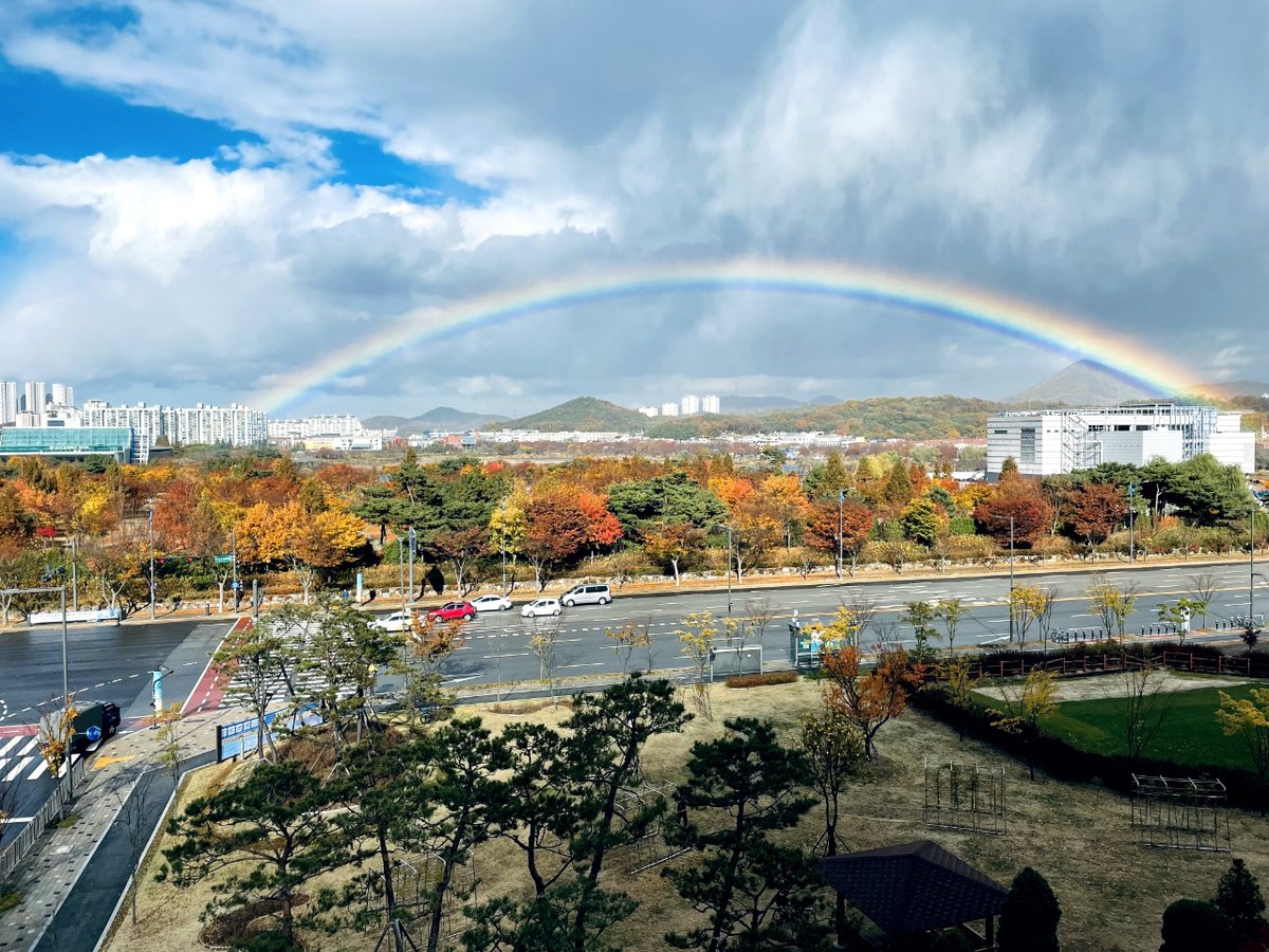 ansancityhall's tweet photo. 실시간❗❗

단원구청에 뜬
무지개🌈

뭉글뭉글⛅
구름 사이로 뜬 

무지개보고
힐링하세요😊

기분 좋은 일이
있을 것만 같네요

#안산 #안산시 #안산시청 #ANSAN #ANSANCITY #安山市 #실시간 #단원구청 #초지동 #무지개 #무지개맛집 #풍경 #일상 #소소한일상 #힐링 #단풍 #가을단풍 #안산명소 https://t.co/E2GiUVlUcu
