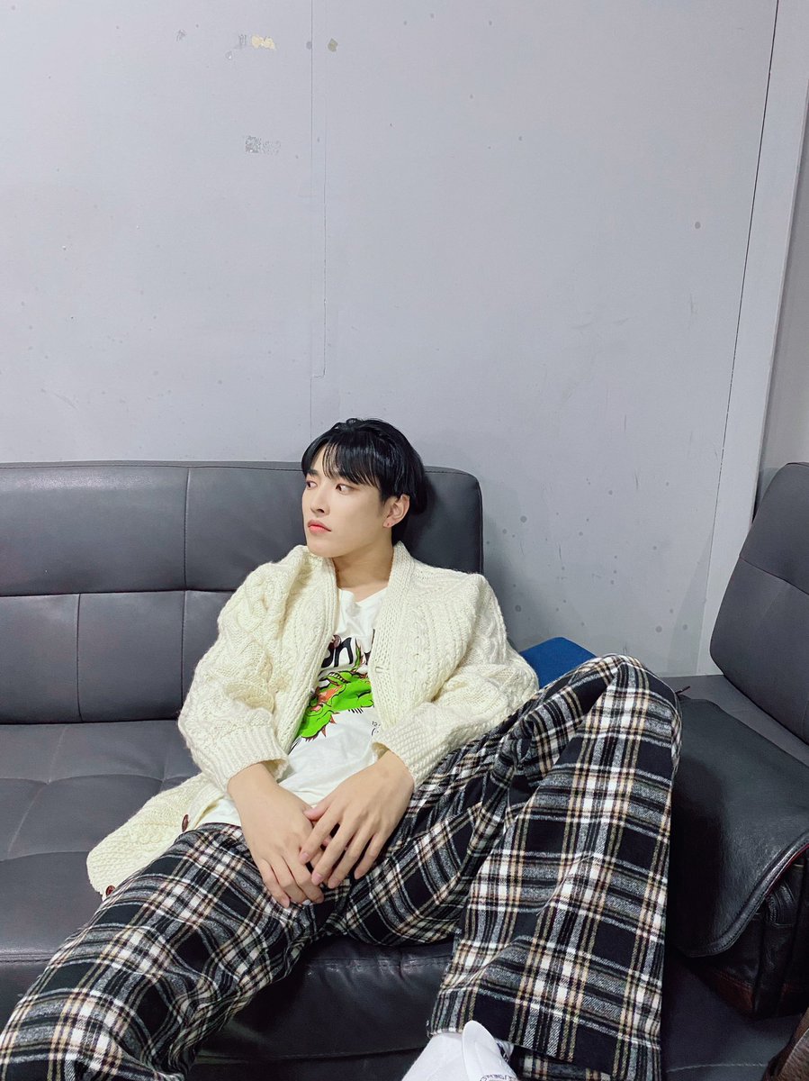 bitsysan's tweet image. ure telling me he's NOT wearing a beanie ? 😧