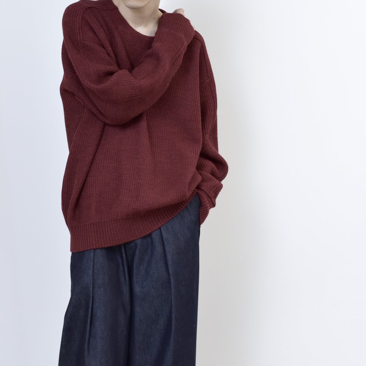 ffc_minamisenba's tweet photo. https://t.co/bSYcTMRo2S

ヨークと袖とか一体化した独特のパターンワークを用いて制作された"Wide Sweater"。
表面は英国羊毛の梳毛糸を、裏面にはコットン糸を用い温かさを備えつつも肌へのタッチが優しい仕上がりに。

¥49,500(taxin) / YANTOR https://t.co/zAKBNge1Nz