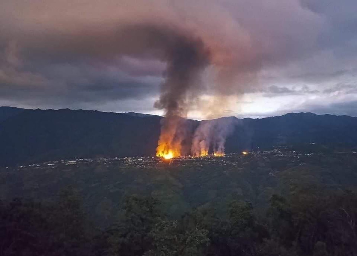 TheChindwin's tweet photo. Myanmar military regime had deliberately torched another 7 residential properties in #Thantlang Town, #Chin State last night at around 10pm on 10 Nov. The areas affected are known to have been in Seipiozi block, an upper block of the town and close to the #military base. https://t.co/XD4dMjYKBK